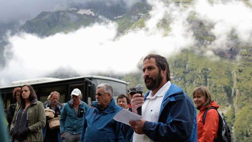 Beschilderung der Kurven am San Bernardino Pass