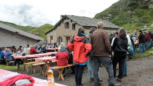 Beschilderung der Kurven am San Bernardino Pass