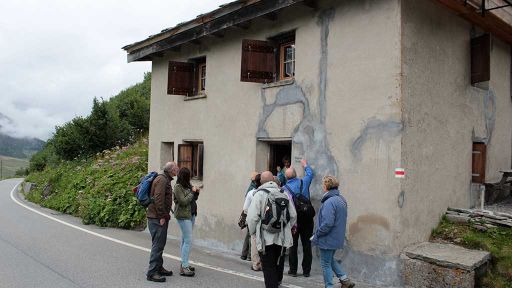 Beschilderung der Kurven am San Bernardino Pass