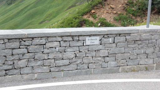 Beschilderung der Kurven am San Bernardino Pass