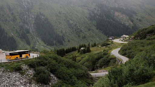 Beschilderung der Kurven am San Bernardino Pass